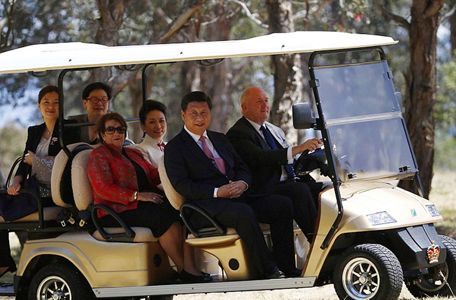 Chinese President Xi Jinping and his wife sat in a suzhou eagle golf cart and visited the Australian governor-general.